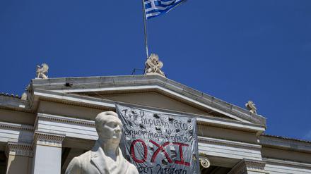Gelähmte griechische Unis. Ein Transparent mit "Nein" hängt an einem Gebäude der Athener Universität. Die drohende Staatspleite hat schwere Folgen für die Wissenschaft des Landes. 