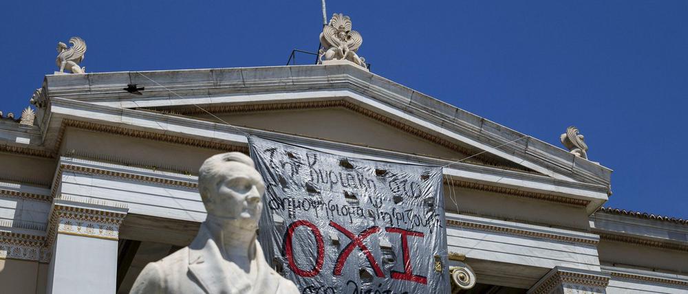 Gelähmte griechische Unis. Ein Transparent mit "Nein" hängt an einem Gebäude der Athener Universität. Die drohende Staatspleite hat schwere Folgen für die Wissenschaft des Landes.