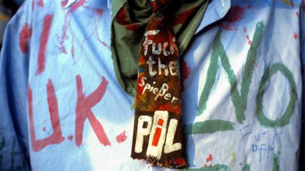 Freche deutsche Jugend: Bei einem Konzert der Punk-Rock-Gruppe „Pankow“ im Kulturpark Plänterwald in Ost-Berlin tragen DDR-Punks die Kennzeichen ihrer westlichen Brüder. 