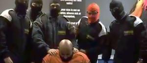 Mitarbeiter der britischen Bank HSBC stellen während eines Betriebsausflugs eine Hinrichtungsszene nach - und wurden später deswegen entlassen.