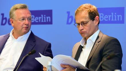 Liest sich doch eigentlich ganz gut Berlins Regierender Bürgermeister Michael Müller (r, SPD) studiert den Haushaltsentwurf. Neben ihm sitzt Innensenator Frank Henkel (CDU).