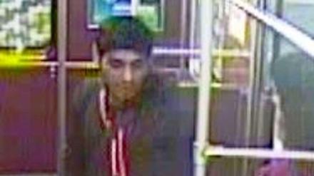 Mit diesem Bild aus einer Überwachungskamera der BVG sucht die Polizei nach dem Tatverdächtigen.