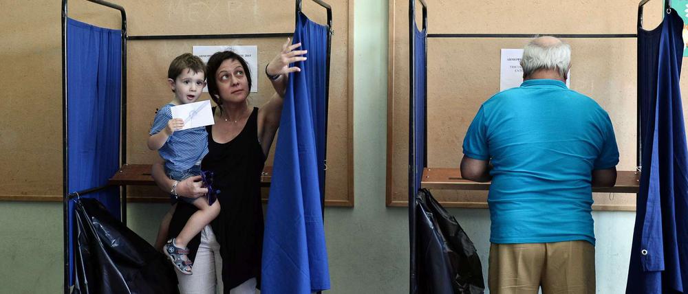 Junge und alte Griechen stimmten am Sonntag über das Referendum ab, am Sonntagnachmittag lag die Wahlbeteiligung bereits über 40 Prozent. 