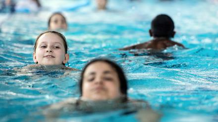 Früh übt sich. Aber nicht an jeder Grundschule in Deutschland ist das Schwimmen verpflichtend.