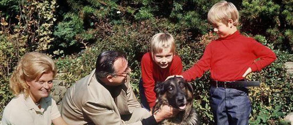 Alles auf Idylle. Der Ministerpräsident von Rheinland-Pfalz Helmut Kohl mit seiner Frau Hannelore und seinen Söhnen Walter (zweiter von rechts) und Peter mit Schäferhund Ingo 1973 in Ludwigshafen.