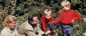 Alles auf Idylle. Der Ministerpräsident von Rheinland-Pfalz Helmut Kohl mit seiner Frau Hannelore und seinen Söhnen Walter (zweiter von rechts) und Peter mit Schäferhund Ingo 1973 in Ludwigshafen.