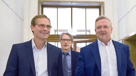 Berlins Regierender Bürgermeister Michael Müller (l, SPD), Innensenator Frank Henkel (r, CDU) und Finanzsenator Matthias Kollatz-Ahnen (SPD) kommen zur Pressekonferenz auf der sie den haushalötentwurf vorstellen. 