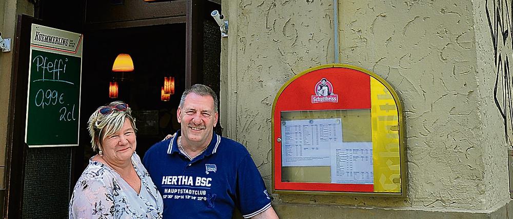 Christiane Görlitz und Klaus Kuhfeld vor ihrer Kneipe "Kugelblitz Destille".