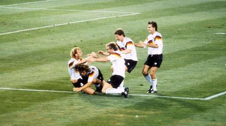 Das Tor der Tore. Andreas Brehme trifft per Elfmeter zum 1:0-Finalsieg gegen Argentinien.