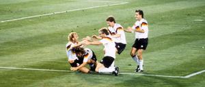 Das Tor der Tore. Andreas Brehme trifft per Elfmeter zum 1:0-Finalsieg gegen Argentinien.