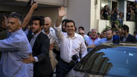 Der griechische Ministerpräsident Alexis Tsipras gab sich bereits beim Verlassen des Stimmlokals siegesgewiss. 