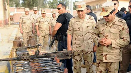 Truppenbesuch: Nach den Anschlägen auf dem Sinai informiert sich Ägyptens Präsident al Sisi (r.) über die Ausrüstung seiner Soldaten.