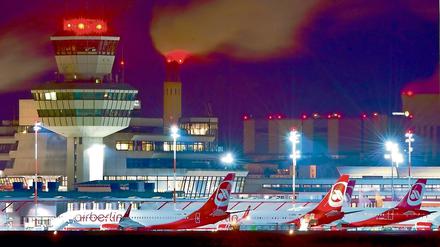 An einem Flugzeug von Air Berlin wollen Rettungskräfte am Donnerstagabend die Evakuierung über Notrutschen wegen eines Brandes auf dem Vorfeld üben.