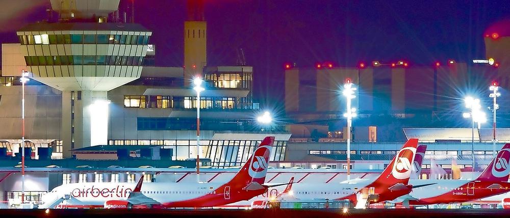 An einem Flugzeug von Air Berlin wollen Rettungskräfte am Donnerstagabend die Evakuierung über Notrutschen wegen eines Brandes auf dem Vorfeld üben.