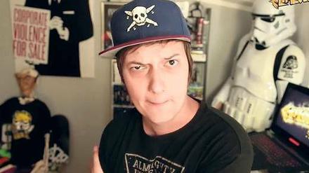 Nerdig. Youtube-Star Florian Mundt alias LeFloid in seinem Schlafzimmer, prima ausgestattet mit einem Stormtrooper aus den „Star Wars“-Filmen.