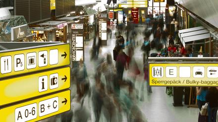 Woher, wohin? Passagiere in Tegel. Mit Fluggastabfertigern kommt jeder in Berührung, aber manche sind billiger als andere, und deshalb bei Arbeitgebern beliebter.