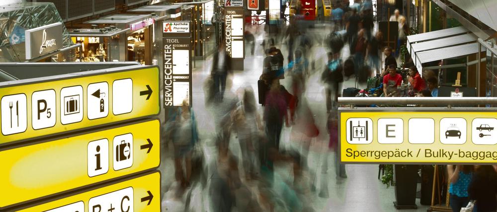 Woher, wohin? Passagiere in Tegel. Mit Fluggastabfertigern kommt jeder in Berührung, aber manche sind billiger als andere, und deshalb bei Arbeitgebern beliebter.