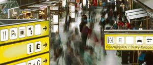 Woher, wohin? Passagiere in Tegel. Mit Fluggastabfertigern kommt jeder in Berührung, aber manche sind billiger als andere, und deshalb bei Arbeitgebern beliebter.