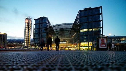 Blick auf die Südseite des Berliner Hauptbahnhofs. Im Hintergrund soll der Büroturm entstehen.