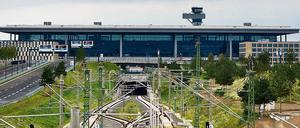Gleise führen zum Bahnhof unter dem Terminal des neuen Hauptstadtflughafens Berlin Brandenburg Willy Brandt (BER) in Schönefeld.