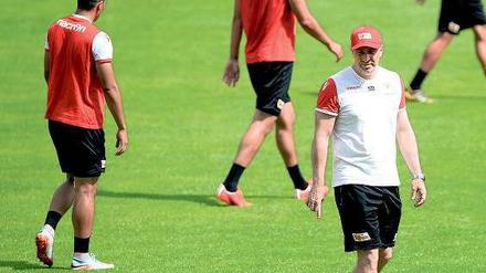 Macht sich locker. Unions Trainer Norbert Düwel wirkt dieser Tage entspannter als noch vor einem Jahr. Seine Mannschaft wurde in den vergangenen Wochen stark verändert, noch nie haben die Berliner so viele neue Spieler verpflichtet wie diesmal. 