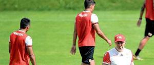 Macht sich locker. Unions Trainer Norbert Düwel wirkt dieser Tage entspannter als noch vor einem Jahr. Seine Mannschaft wurde in den vergangenen Wochen stark verändert, noch nie haben die Berliner so viele neue Spieler verpflichtet wie diesmal. 