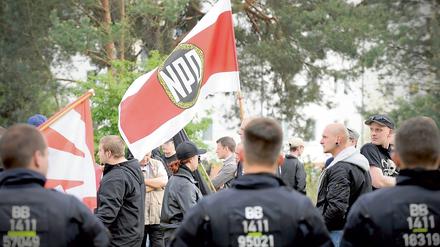 Mitglieder der NPD schwenken am 01.05.2014 an der brandenburgischen Aufnahmeeinrichtung für Asylbewerber in Eisenhüttenstadt (Brandenburg) ihre Fahnen. 