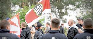 Mitglieder der NPD schwenken am 01.05.2014 an der brandenburgischen Aufnahmeeinrichtung für Asylbewerber in Eisenhüttenstadt (Brandenburg) ihre Fahnen. 