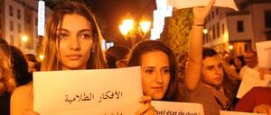 Menschen in Marokko versammeln sich vor dem Gerichtsgebäude um für die zwei Frauen zu demonstrieren, die wegen zu kurzer Kleidung angeklagt sind.