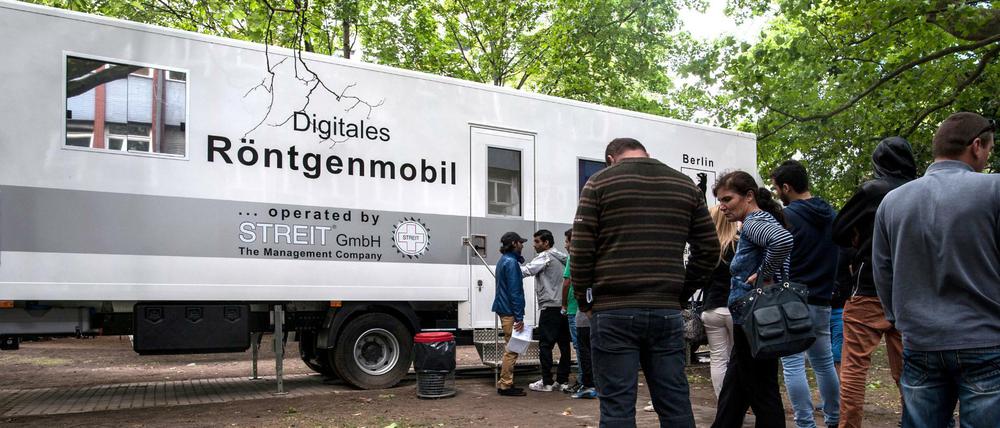 Flüchtlinge in Gemeinschaftsunterkünften müssen sich auf Tuberkulose untersuchen lassen. In Moabit gibt es dafür einen Röntgenbus.