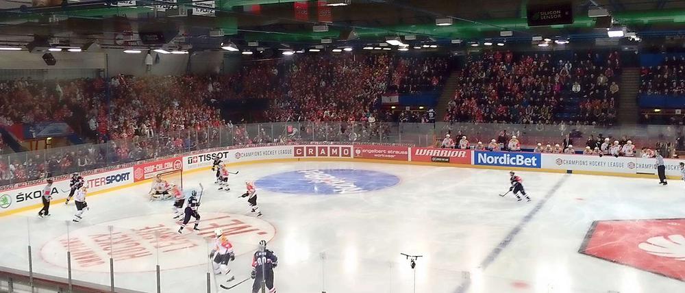 Hoher Nostalgiefaktor, hohe Niederlage. Die Eisbären hatten im K.o-Spiel gegen Skelleftea in der CHL-Saison 15/16 keine Chance und verloren im Wellblechpalast 2:5.