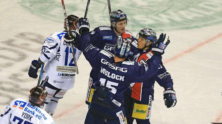 Andre Rankel (hinten), Travis Mulock und Shuhei Kuji feierten am Nikolaustag einen 3:0-Sieg gegen Iserlohn. 