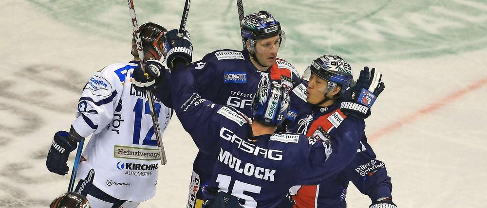 Andre Rankel (hinten), Travis Mulock und Shuhei Kuji feierten am Nikolaustag einen 3:0-Sieg gegen Iserlohn.