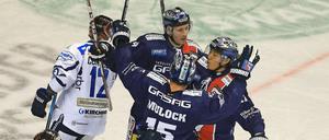 Andre Rankel (hinten), Travis Mulock und Shuhei Kuji feierten am Nikolaustag einen 3:0-Sieg gegen Iserlohn. 