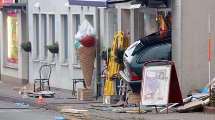 Ein Auto steht am Sonntag in Bremervörde nach einem Unfallfast fast vollständig in einer Eisdiele, in die das Fahrzeug nahezu ungebremst gerast war. Dabei kamen zwei Menschen, ein Kleinkind und ein älterer Mann, ums Leben. Neun weitere Menschen seien bei dem Unfall in der Stadt im Landkreis Rotenburg verletzt worden, zwei davon schwer.