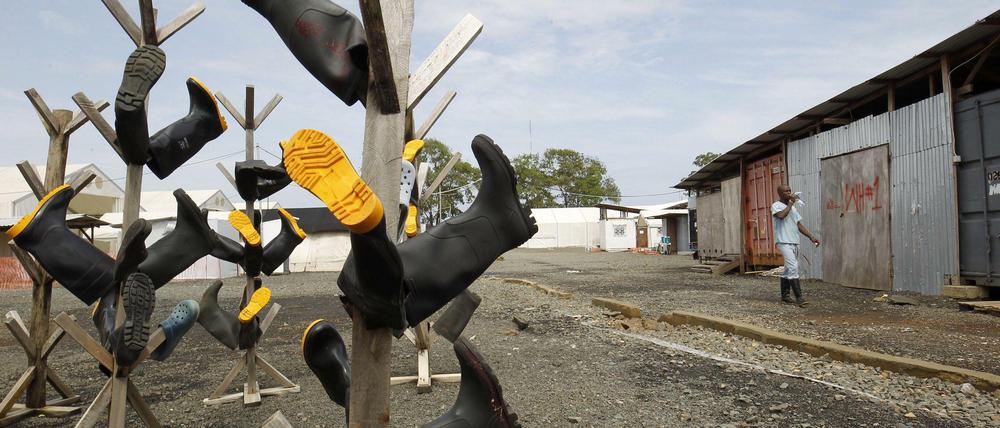 Ebola ist nach Liberia zurückgekehrt. Seit 9. Mai galt das Land als frei von der Seuche, doch inzwischen werden drei Neuinfizierte behandelt - wie hier in Paynesville, wo Pfleger und Ärzte ihre Stiefel nach dem Desinfizieren zum Trocknen aufhängen.
