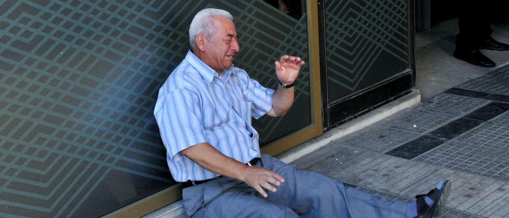 Giorgos Chatzifotiadis sitzt am 3. Juli weinend vor einer griechischen Bank in Thessaloniki, nachdem er vergeblich versucht hatte, seine Rente zu bekommen. 