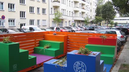 Ein Parklet am Humannplatz in der Gudvanger Straße.