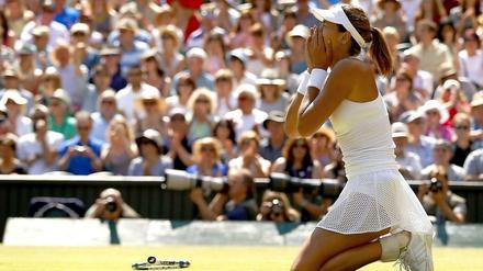 Garbine Muguruza fällt auf die Knie nachdem sie ihren ersten Matchball verwandelt. 