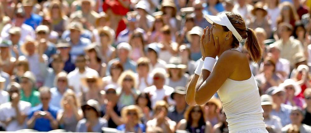 Garbine Muguruza fällt auf die Knie nachdem sie ihren ersten Matchball verwandelt. 