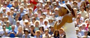 Garbine Muguruza fällt auf die Knie nachdem sie ihren ersten Matchball verwandelt. 