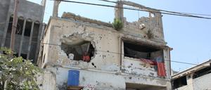 In Trümmern: Die Brüder Musabeh würden gerne die Überreste ihres Hauses verlassen. Aber dafür fehlt ihnen das Geld.