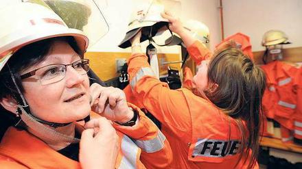 Mutig zum Feuer. Werden auch die weiblichen Berufsbezeichnungen erwähnt, können sich mehr Mädchen vorstellen, einen typischen Männerberuf zu ergreifen. Auch Jungen reagieren entsprechend auf Sprache.