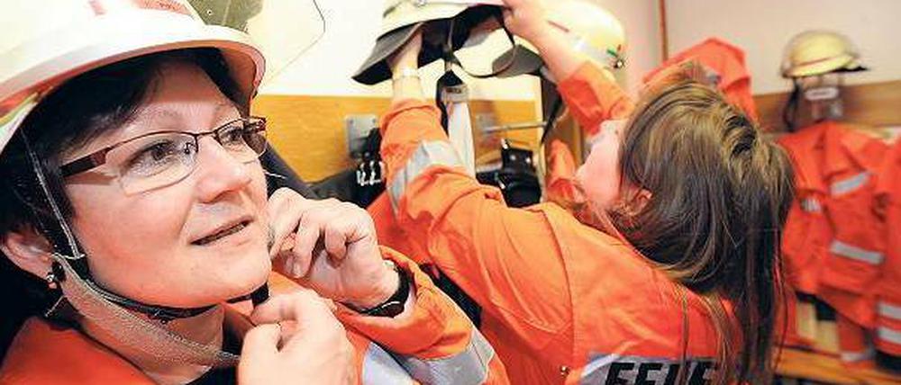Mutig zum Feuer. Werden auch die weiblichen Berufsbezeichnungen erwähnt, können sich mehr Mädchen vorstellen, einen typischen Männerberuf zu ergreifen. Auch Jungen reagieren entsprechend auf Sprache.