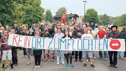 Sorgenbürger. Bei dieser Kundgebung gegen das Flüchtlingsheim in Freital nahm die Polizei drei Demonstranten fest, unter anderem wegen rechter Parolen. 