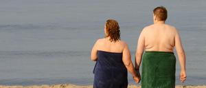 Zusammen is(s)t man schwerer als allein. Wer in einer festen Beziehung lebt, bringt etwas mehr auf die Waage als Singles. Im Durchschnitt sind es aber nur zwei Kilo.