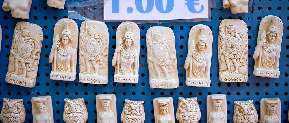 Eulen aus Athen. Noch werden griechische Souvenirs in Euro verkauft.