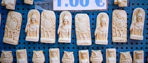 Eulen aus Athen. Noch werden griechische Souvenirs in Euro verkauft.