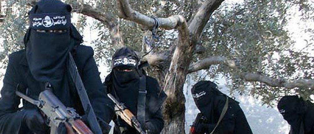 Voll verschleierte Frauen zeigen sich in einem Propagandavideo der IS-Miliz mit Gewehren, angeblich in der Nähe der syrischen Stadt Al-Rakka. 