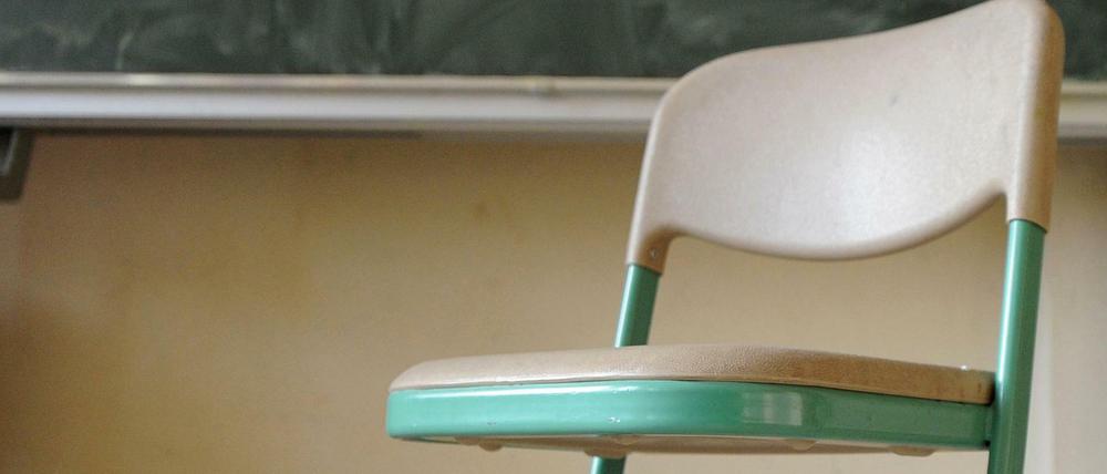 Manche Stühle bleiben leer - in Berlin gibt es über 4600 Schüler, die mehr als zehn Tage unentschuldigt fehlen.